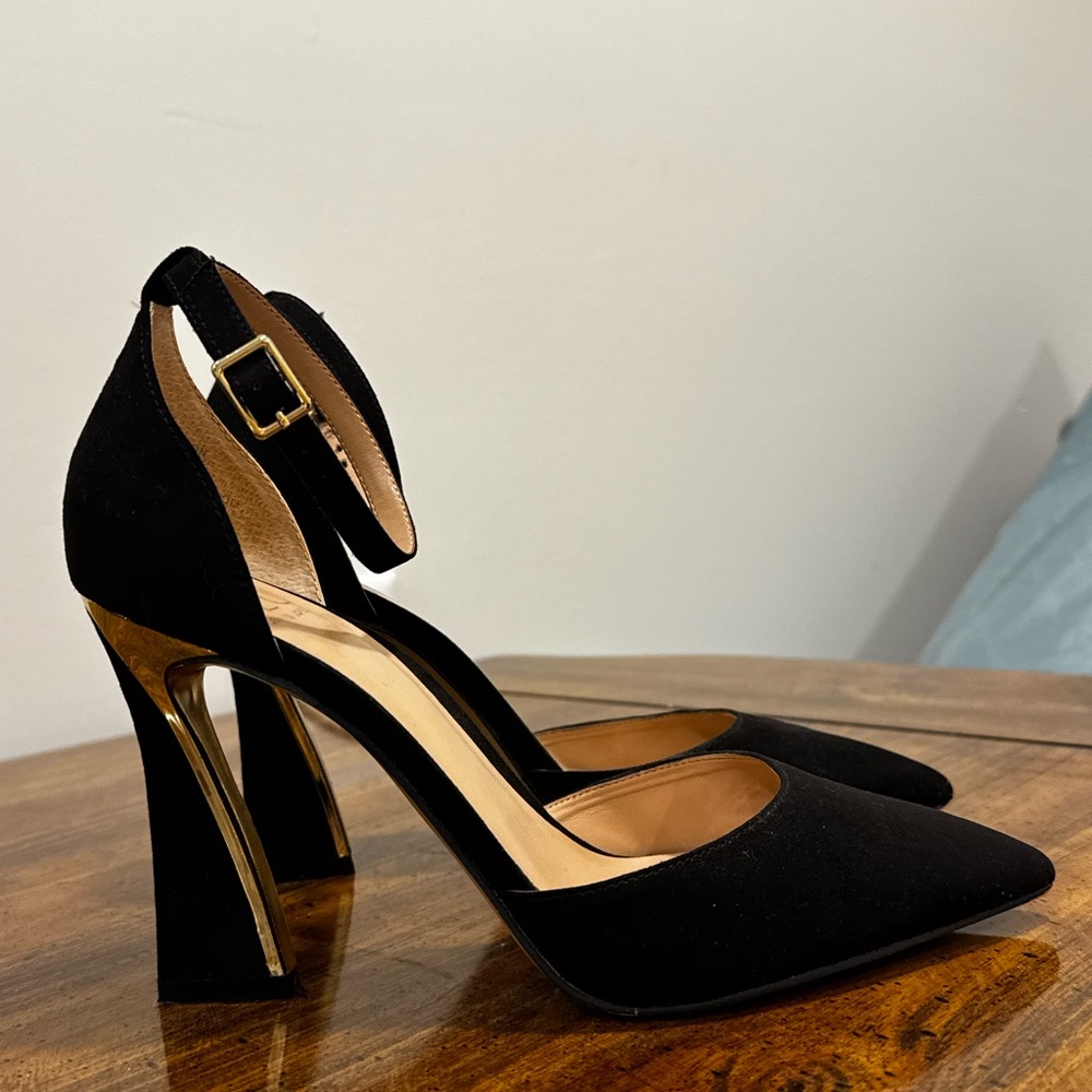 Jennifer Lopez Black and Gold Heels